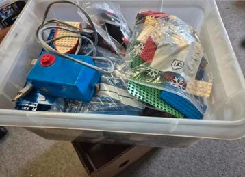 Lego kist met lego waar onder  trein rails wielen trafo enz beschikbaar voor biedingen