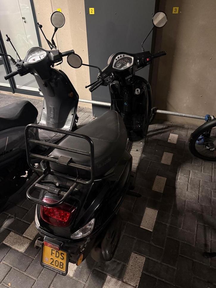 Te koop: nette La Souris scooter+slot., Fietsen en Brommers, Snorfietsen en Snorscooters, Gebruikt, Overige merken, Benzine, Ophalen