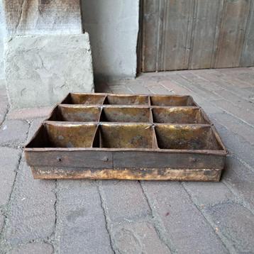 Oude brocante metalen bakvorm 9 vakjes 32x28x6cm *Etage3* beschikbaar voor biedingen