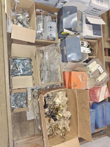 Partij bevestigingsmateriaal, sloten, plankdragers beschikbaar voor biedingen