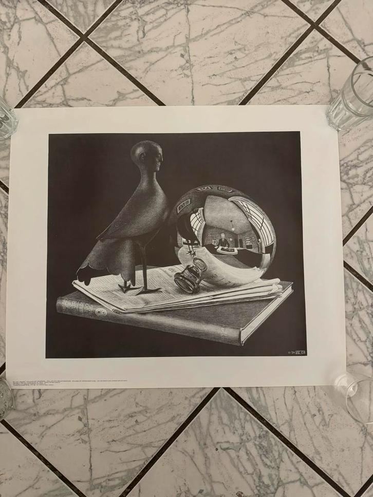 Vintage poster M.C Escher (stilleven met bolspiegel), Verzamelen, Posters, Zo goed als nieuw, Overige onderwerpen, Deurposter of groter