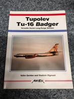 Boek Tupolev Tu-16 Badger Aerofax serie., Gelezen, Verzenden, Luchtmacht, Meerdere auteurs