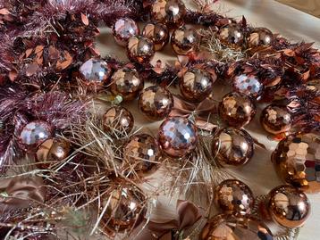 Koperkleurige kerstballen en slingers beschikbaar voor biedingen
