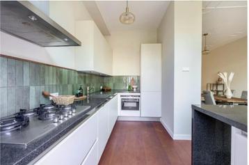 Keuken beige, natuursteen blad, hoek vorm incl apparatuur beschikbaar voor biedingen