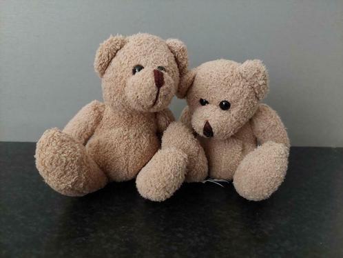 Twee kleine knuffelberen, Verzamelen, Beren en Cherished Teddies, Zo goed als nieuw, Stoffen beer, Overige merken, Ophalen of Verzenden