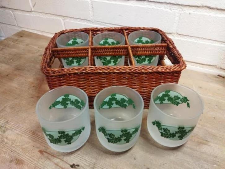 Rieten mandje met 6 glazen gedecoreerd met druivenbladeren, Huis en Inrichting, Keuken | Servies, Zo goed als nieuw, Glas of Glazen