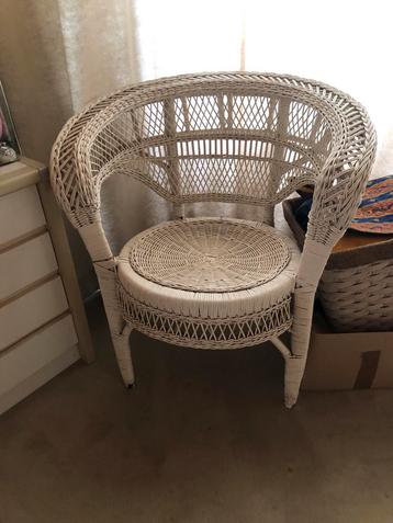 vintage rieten stoel beschikbaar voor biedingen