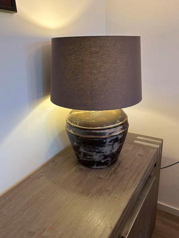 Vaaslamp met stoffen kap beschikbaar voor biedingen