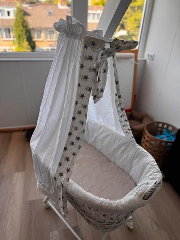 Prachtige en nette baby wieg beschikbaar voor biedingen