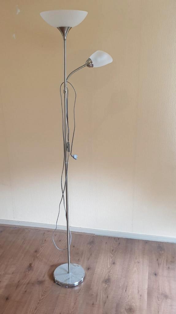 Staande lamp met leeslamp, Huis en Inrichting, Lampen | Vloerlampen, Zo goed als nieuw, 150 tot 200 cm, Glas, Metaal, Ophalen