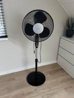 Zwarte statiefventilator van Inventum, Witgoed en Apparatuur, Ventilatoren, Ophalen of Verzenden, Ventilator met afstandsbediening