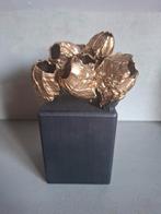 Goud kleurige zeepokken op een zwart houten blok, Ophalen of Verzenden