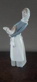 LLADRO HERDERINNTJE MET LAM beld, Ophalen of Verzenden, Zo goed als nieuw, Mens