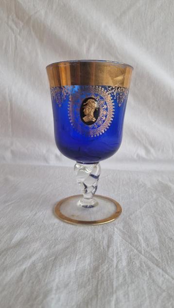 Blauw glas  gouden sierrand en Grieks/Romeinse soldaat B075 beschikbaar voor biedingen