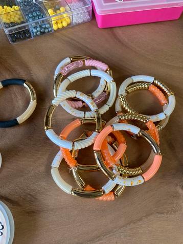 Leuke collectie kralen. En armbanden die al af zijn. beschikbaar voor biedingen
