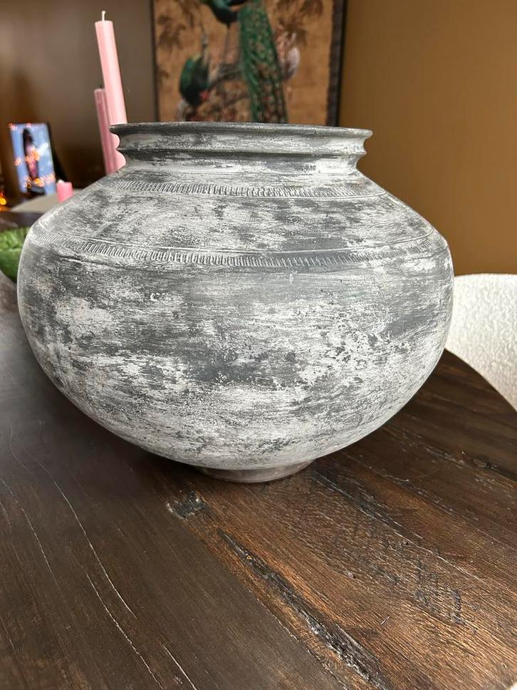 Stoere aardewerk kruik met gietijzeren houder - 30x32cm, Huis en Inrichting, Woonaccessoires | Vazen, Nieuw, Overige kleuren, Minder dan 50 cm