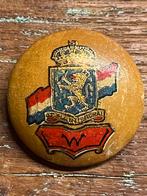 Zeldzame houten button Je Maintiendrai met W van Wilhelmina, Verzamelen, Militaria | Tweede Wereldoorlog, Ophalen of Verzenden