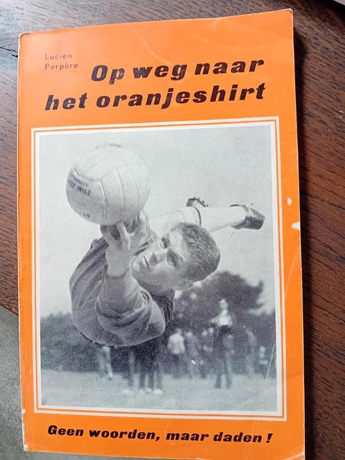 Op weg naar het oranjeshirt, Verzamelen, Sportartikelen en Voetbal, Zo goed als nieuw, Boek of Tijdschrift, Ophalen of Verzenden