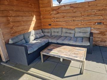 Loungeset gemaakt van euro pallets met tafel beschikbaar voor biedingen