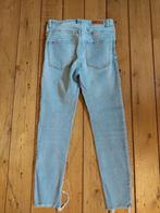 Spijkerbroek van Bershka, Kleding | Dames, Spijkerbroeken en Jeans, Blauw, W30 - W32 (confectie 38/40), Ophalen of Verzenden, Zo goed als nieuw