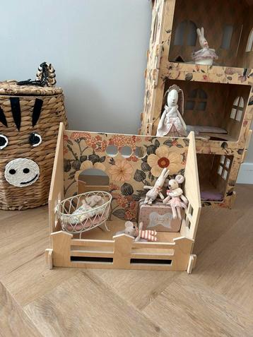 Poppenhuis hout bloemen beschikbaar voor biedingen