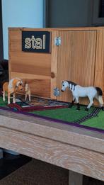 Mooie houten paardenstal met Schleich paarden (9 stuks), Ophalen of Verzenden, Gebruikt, Jongen of Meisje