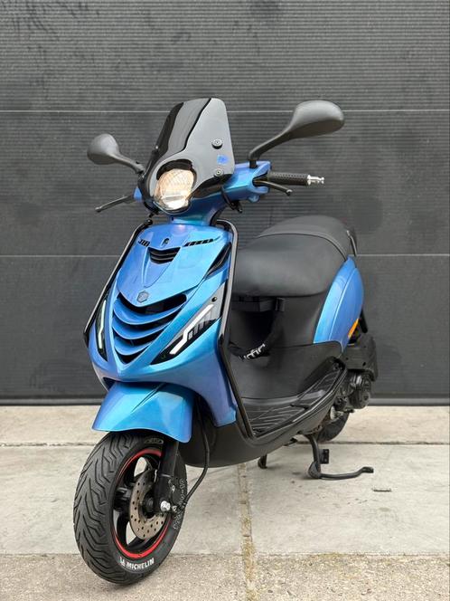 PIAGGIO ZIP 4T 3V 2020 BROM CAMELEON EXCLUSIVE ICE BLUE, Fietsen en Brommers, Scooters | Piaggio, Zo goed als nieuw, Zip, Maximaal 45 km/u