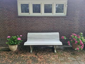 Witte tuinbank beschikbaar voor biedingen