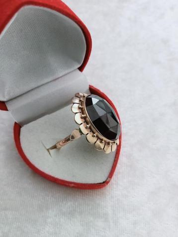 Mooie Grote 14 Kt Gouden Ring met Facet Geslepen Granaat beschikbaar voor biedingen