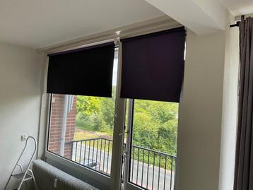 Rolgordijnen 4 stuks met beiderzijds steuntjes en schroeven. beschikbaar voor biedingen