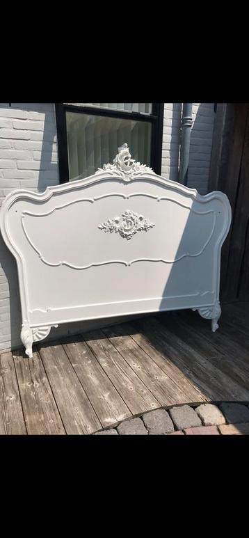 Bedbord…antiek wit beschikbaar voor biedingen