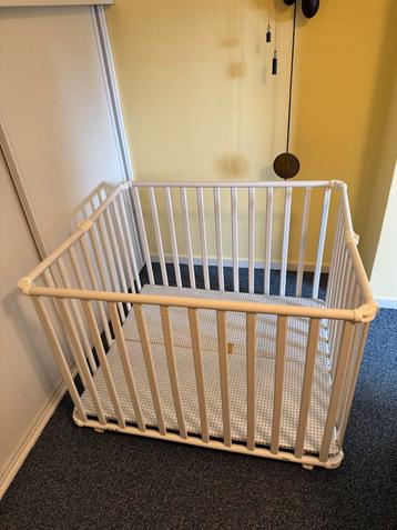 Houten vierkante box met boxkleed beschikbaar voor biedingen