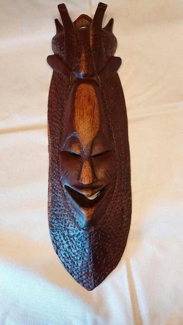 Afrikaanse houten maskers , 2 stuks beschikbaar voor biedingen
