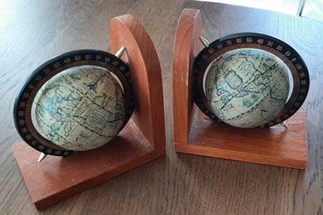 Vintage retro boekensteunen wereldbol globe beschikbaar voor biedingen