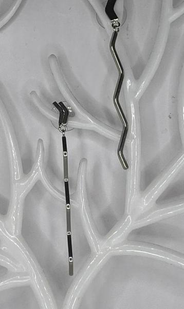 LEUKE ZILVERKLEURIG LANGE ZIGZAG OORBELLEN beschikbaar voor biedingen