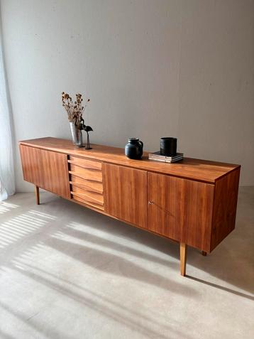Mid-century walnoot dressoir jaren 60 beschikbaar voor biedingen