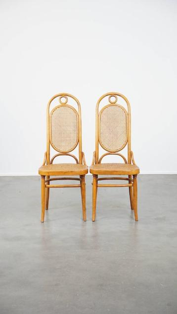 Set van 2 hoge vintage lichtbruine Thonet stijl stoelen beschikbaar voor biedingen