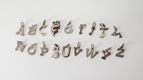 18 zilveren bedelhangers -  uit oude winkelvoorraad, Sieraden, Tassen en Uiterlijk, Kettinghangers, Nieuw, Zilver, Zilver, Overige voorstellingen