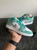 Air Jordan 1 Low SE New Emerald (GS) - Maat 39 - Nieuw, Kleding | Dames, Ophalen of Verzenden, Nieuw, Groen, Sneakers of Gympen