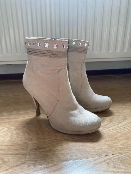 Enkellaarzen crème met steentjes en hoge hak Tamaris maat 38, Kleding | Dames, Schoenen, Zo goed als nieuw, Lage of Enkellaarzen