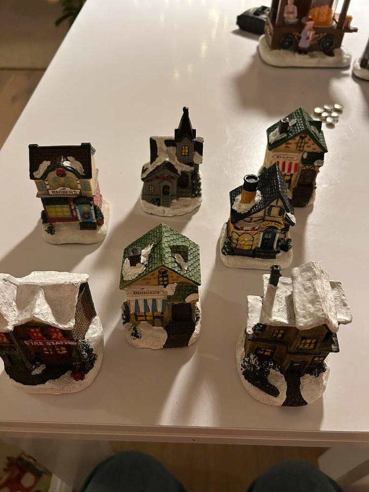 Kerstdorp 7 huisjes met werkende verlichting, Diversen, Kerst, Zo goed als nieuw, Ophalen of Verzenden