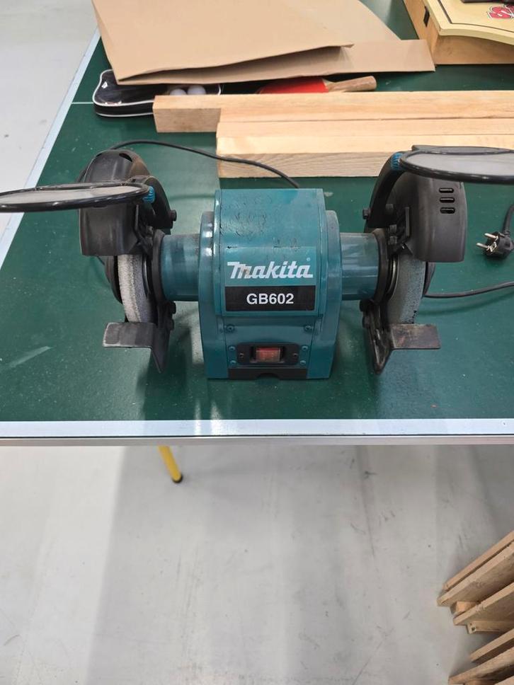 Makita GB602 Werkbankslijpmachine, Doe-het-zelf en Verbouw, Gereedschap | Slijpmachines, Gebruikt, Werkbankslijpmachine, Minder dan 700 watt