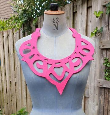 Uniek! Stijlvolle en creatieve fuchsia vilten ketting  beschikbaar voor biedingen
