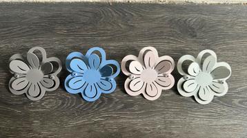 4 kapstokhaakjes. Bloemen beschikbaar voor biedingen