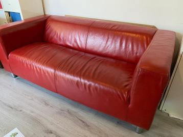 Mooie comfortabele, rode bank  beschikbaar voor biedingen