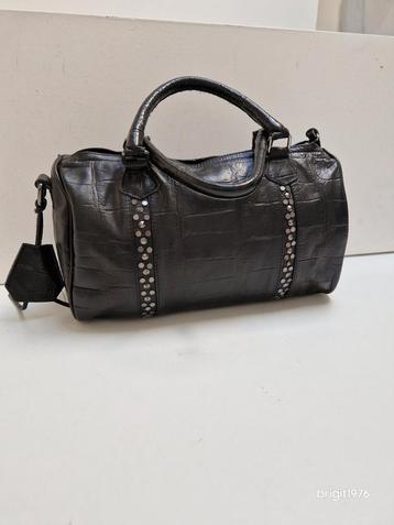 Zwart leren tas Legend met studs. beschikbaar voor biedingen