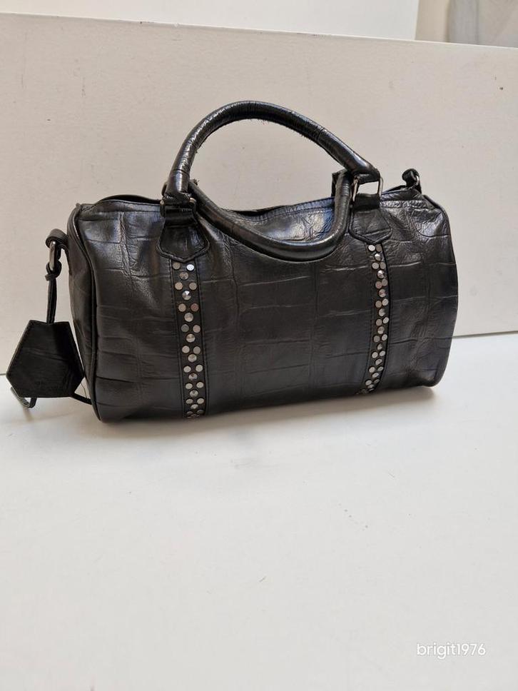 Zwart leren tas Legend met studs., Sieraden, Tassen en Uiterlijk, Tassen | Damestassen, Gebruikt, Schoudertasje, Zwart, Ophalen of Verzenden