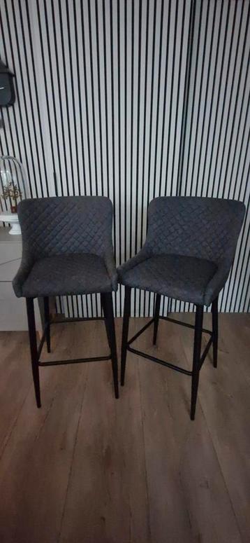 2 Barkrukken met rugleuning beschikbaar voor biedingen