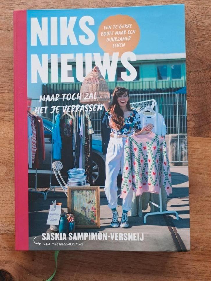 Saskia Sampimon-Versneij - Niks Nieuws 9,99 ipv 26.99 euro, Boeken, Mode, Nieuw, Mode algemeen, Ophalen of Verzenden