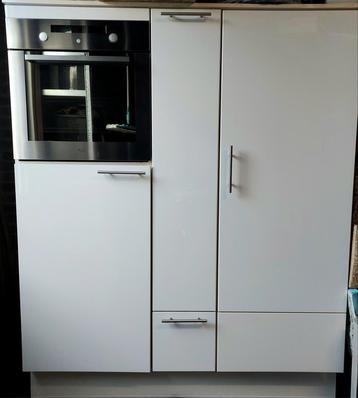 Zeer nette hoogglans keukenwand met inbouwapparatuur 